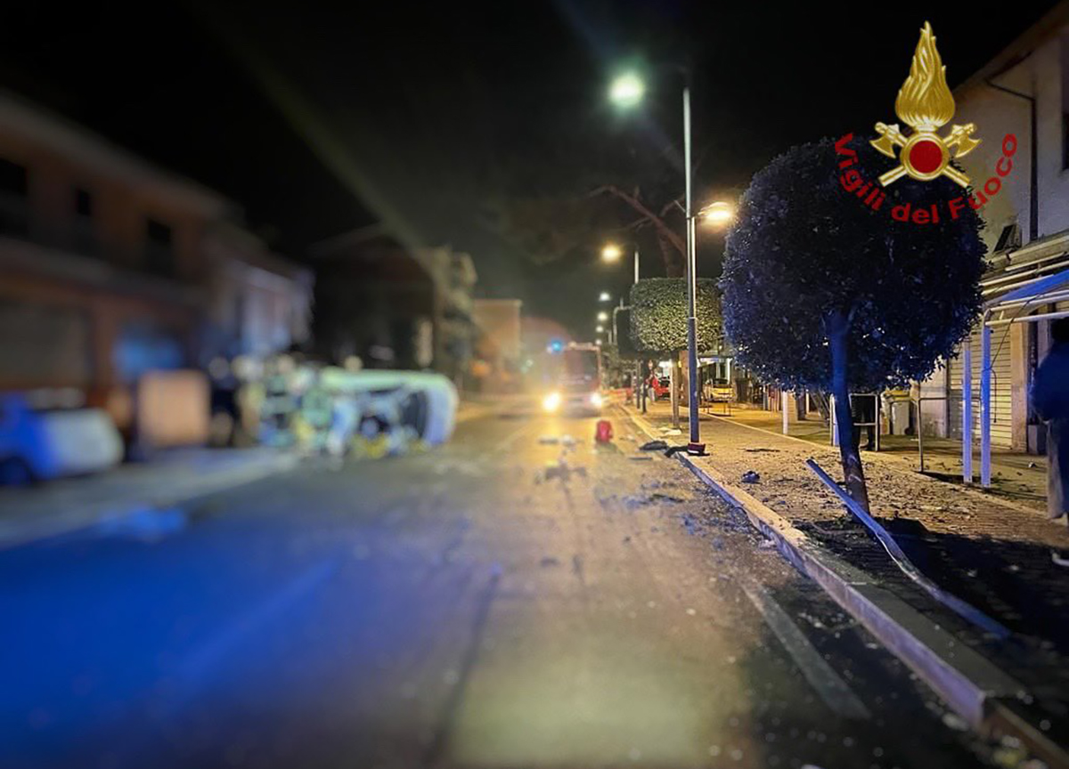 Tragedia a Roma, incidente fatale per 5 ragazzi: tutti tra i 17 e i 22 anni Tragedia a Roma, incidente fatale per 5 ragazzi: tutti tra i 17 e i 22 anni