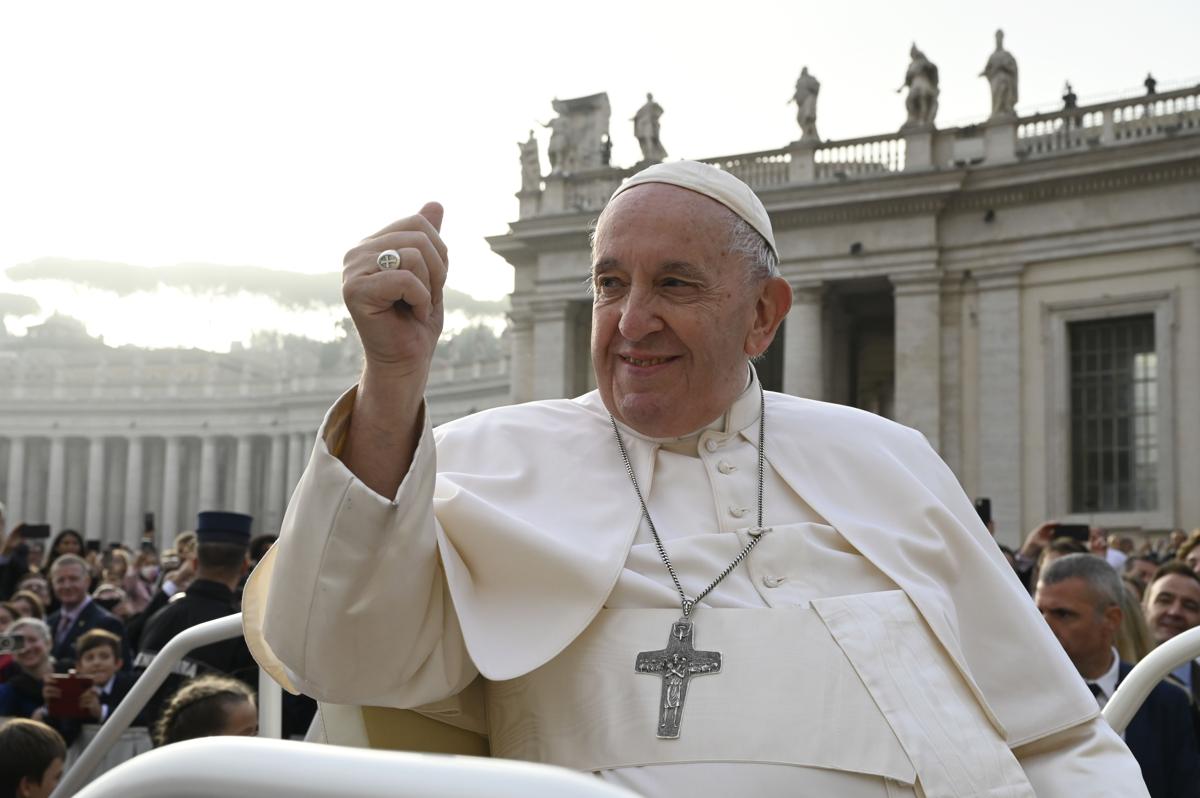 Il Papa avverte la Sacra Rota e gli sposi: il matrimonio è un vincolo