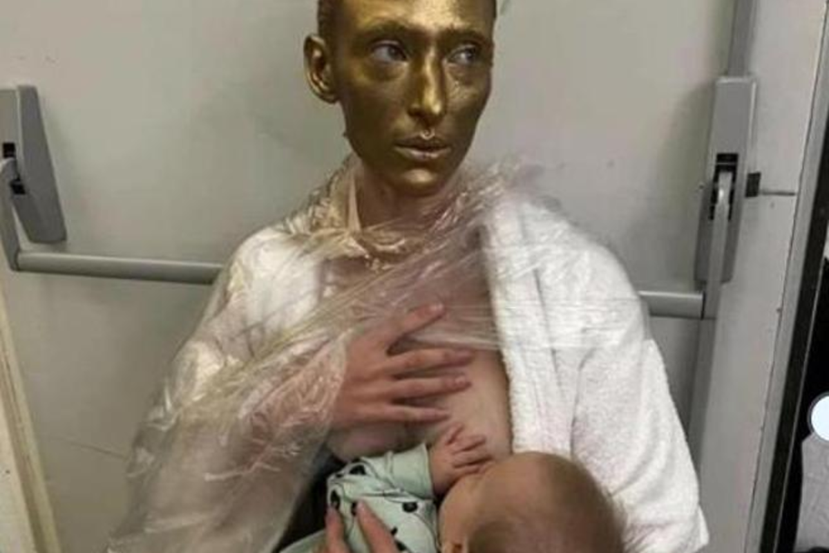 Chi è Maggie Maurer, la modella che allatta nel backstage. La foto è virale Chi è Maggie Maurer, la modella che allatta nel backstage. La foto è virale