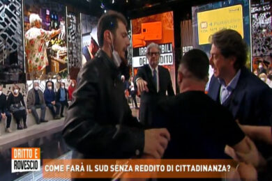 Dritto e Rovescio, rissa sfiorata in studio sul Rdc: “Nessuno di voi è povero”