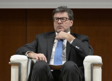 Gas bollette, Giorgetti annuncia i tagli: “Da febbraio costi giù del 40%”