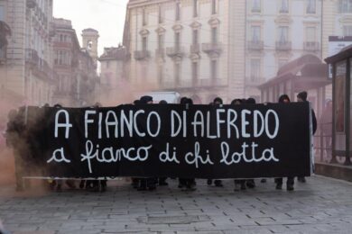 Anarchici lanciano molotov contro il commissariato Prenestino a Roma