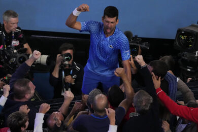 Djokovic vince gli Australian Open per la decima volta: battuto Tsitsipas