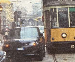 8Belen parcheggia sui binari del tram a Milano (foto di 