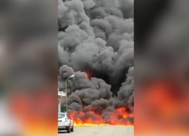 Milano, incendio nel piazzale di una ditta