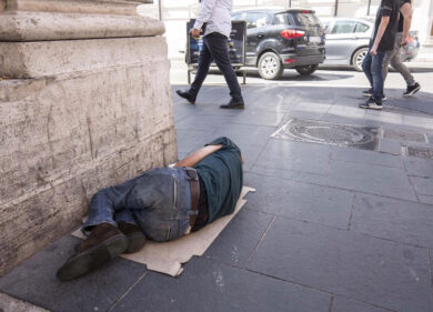 Clochard trovato morto in un giardino pubblico