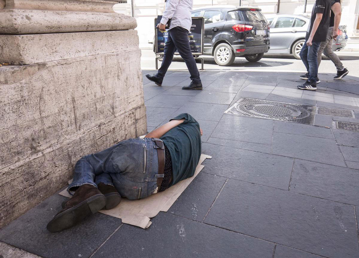 Clochard trovato morto in un giardino pubblico Clochard trovato morto in un giardino pubblico