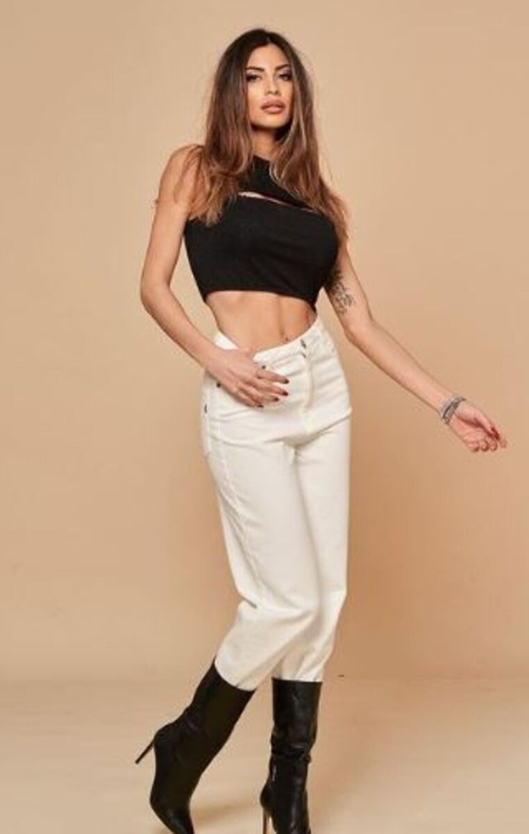 “Se fossi stato povero..”. Caos su Ezio Greggio e la compagna con 40 anni meno “Se fossi stato povero..”. Caos su Ezio Greggio e la compagna con 40 anni meno