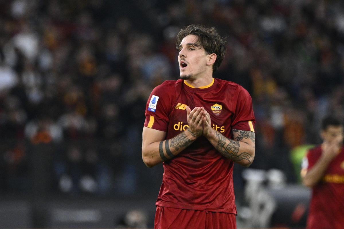 Zaniolo nella bufera, esplode la rivolta dei tifosi: “Vattene da Roma” Zaniolo nella bufera, esplode la rivolta dei tifosi: “Vattene da Roma”