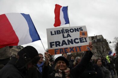 Francia, rivolta contro la riforma delle pensioni “non negoziabile” di Macron