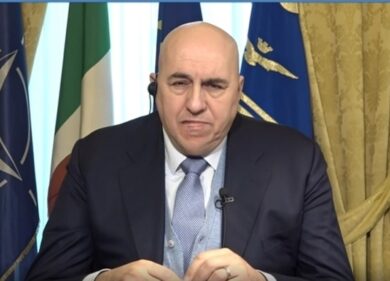 Crosetto cade nel “tranello” e canta Bella Ciao. Scoppia la bagarre