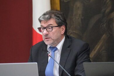 Bollette, sforbiciata sui prezzi. Giorgetti: “Via al primo calo vicino al 40%”