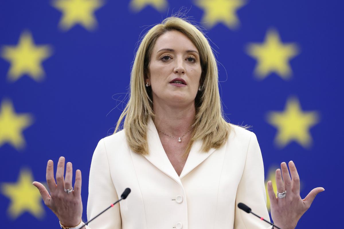 Qatar-gate, via l’immunità a Cozzolino e Tarabella. Trema il Parlamento Ue Qatar-gate, via l’immunità a Cozzolino e Tarabella. Trema il Parlamento Ue
