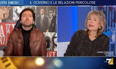 “Ma Andrea Scanzi ha il parrucchino?!”.Fa discutere il suo look a Otto e mezzo