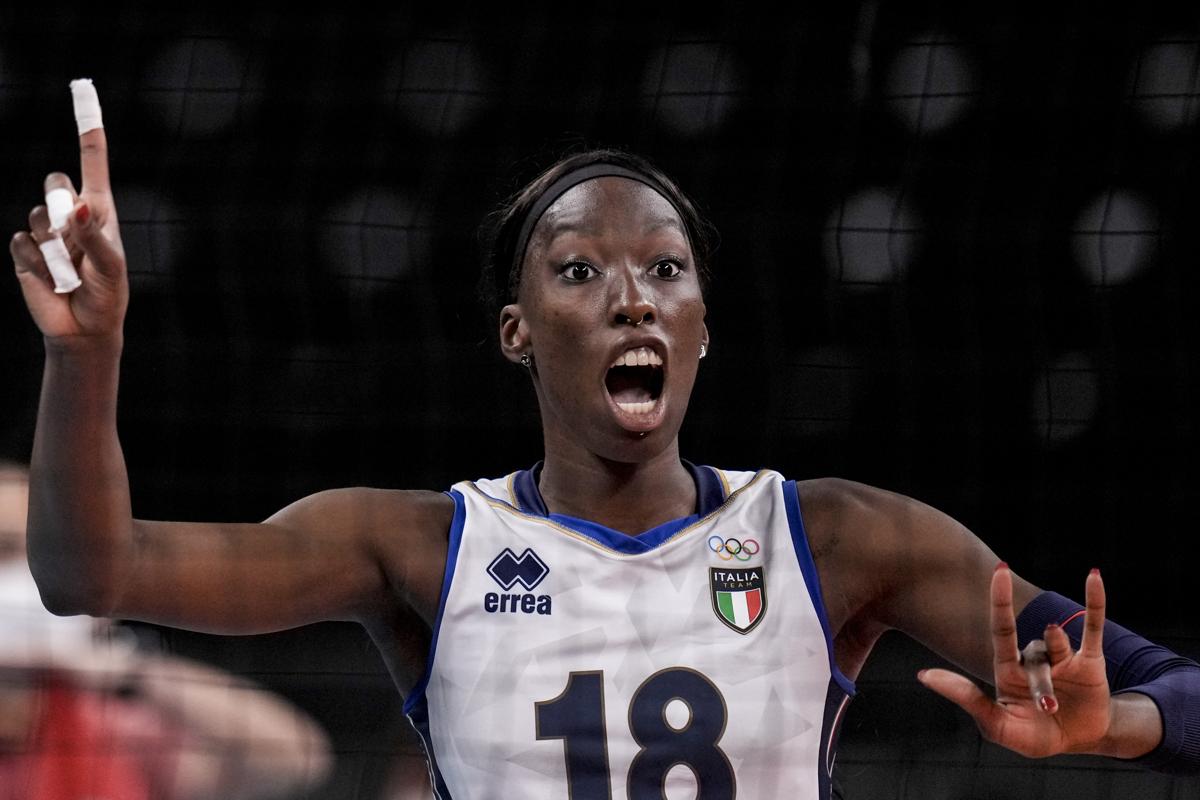 Paola Egonu verso Sanremo 2023. Svela tatuaggio-giarrettiera sulla coscia. E poi…