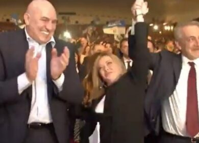 Giorgia Meloni, l’arrivo all’evento del cdx per Rocca. Standing ovation, video