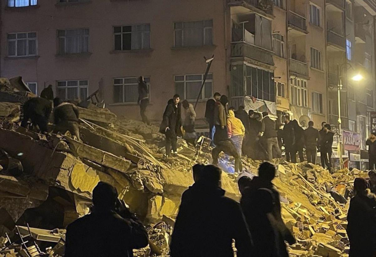 Terremoto in Turchia, migliaia di morti. Erdogan proclama il lutto nazionale Terremoto in Turchia, migliaia di morti. Erdogan proclama il lutto nazionale