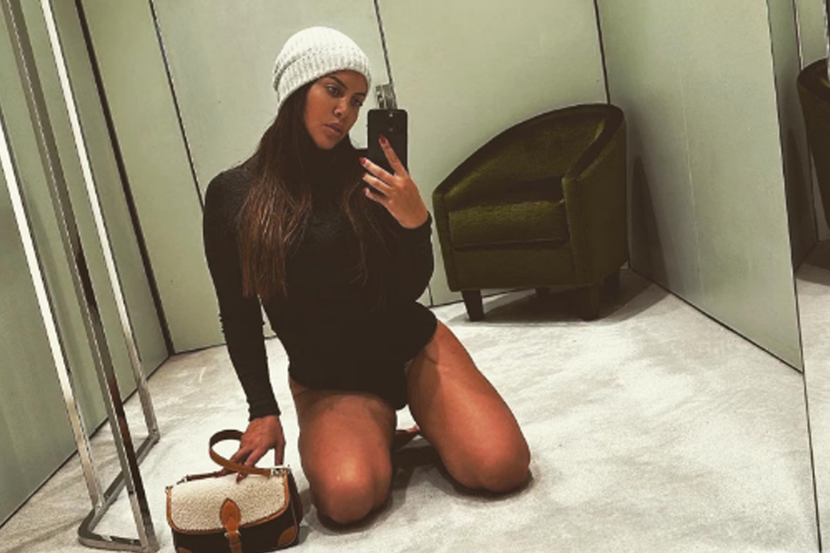 Wanda Nara ha freddo e si copre (ma non troppo..). Che foto! Poi allo stadio.. Wanda Nara ha freddo e si copre (ma non troppo..). Che foto! Poi allo stadio..
