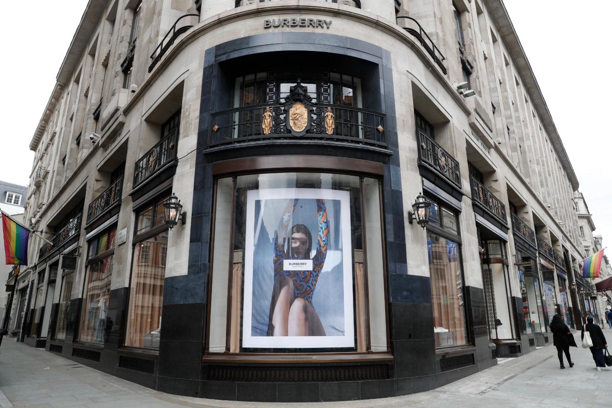 Burberry punta sulle icone del passato: la prima campagna dell’era Daniel Lee Burberry punta sulle icone del passato: la prima campagna dell’era Daniel Lee