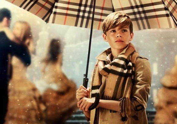 Burberry punta sulle icone del passato: la prima campagna dell’era Daniel Lee Burberry punta sulle icone del passato: la prima campagna dell’era Daniel Lee