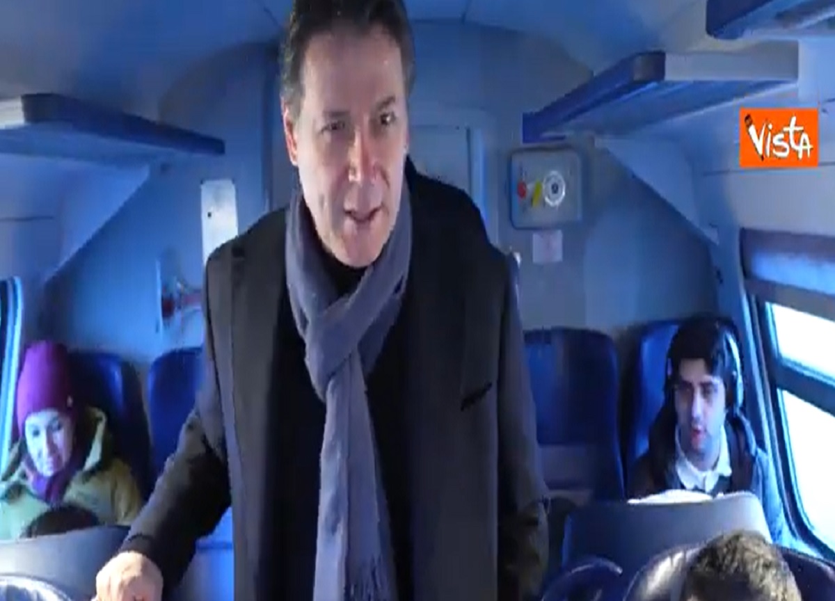 Conte in treno sulla Vigevano-Milano. In ascolto dei disagi dei pendolari Conte in treno sulla Vigevano-Milano. In ascolto dei disagi dei pendolari