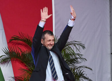 Dimissioni per Delmastro? Macchè: il sottosegretario a cena con Cantone