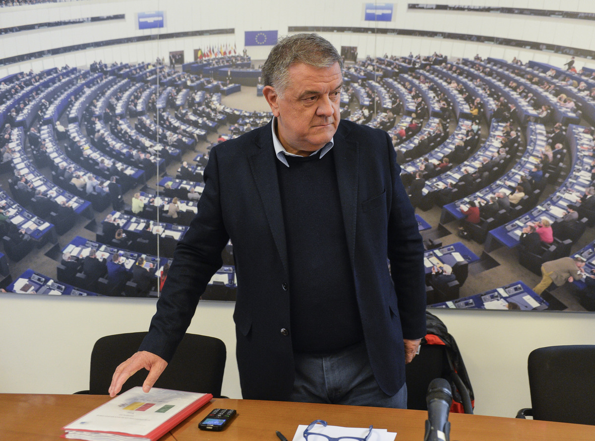 “Siamo come Ocean’s Eleven”. Qatar-gate, Panzeri e lo stop a Di Maio in Ue