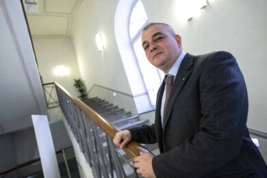 “Tiro a segno a scuola”: bufera su Fazzolari, lui smentisce, Giannini insiste