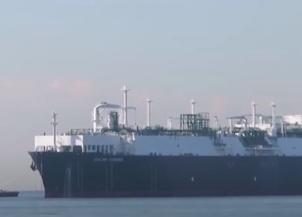 Rigassificatore, il problema era il colore non l’impatto ambientale. Ora è blu