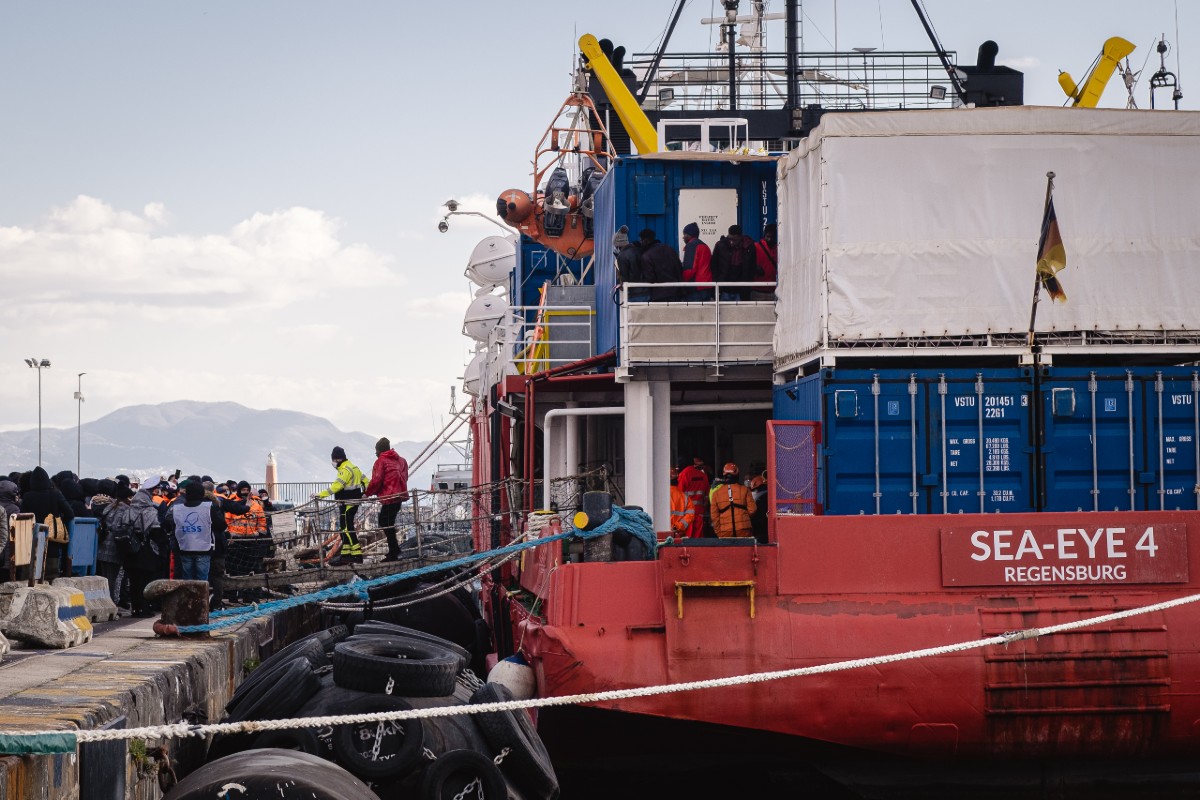 Migranti, fermati tre scafisti della nave ong Sea-Eye arrivata a Napoli Migranti, fermati tre scafisti della nave ong Sea-Eye arrivata a Napoli
