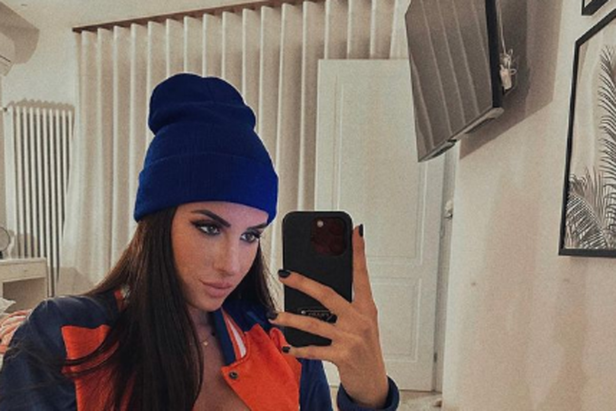 Valentina Vignali selfie da urlo. La felpa si apre e… “Curve pericolose”