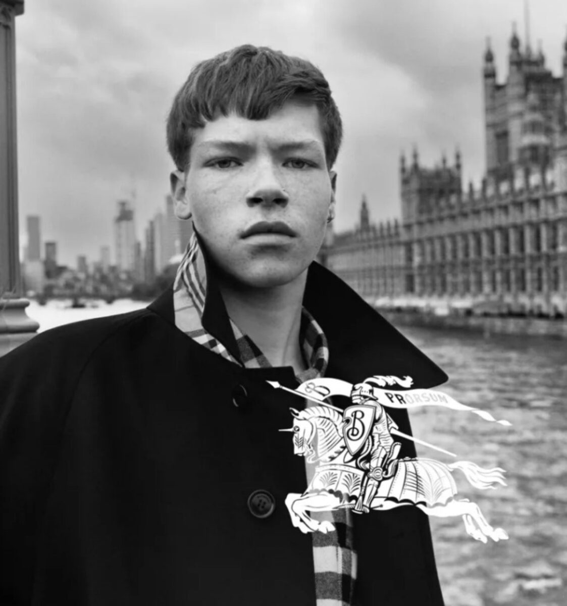 Burberry punta sulle icone del passato: la prima campagna dell’era Daniel Lee Burberry punta sulle icone del passato: la prima campagna dell’era Daniel Lee