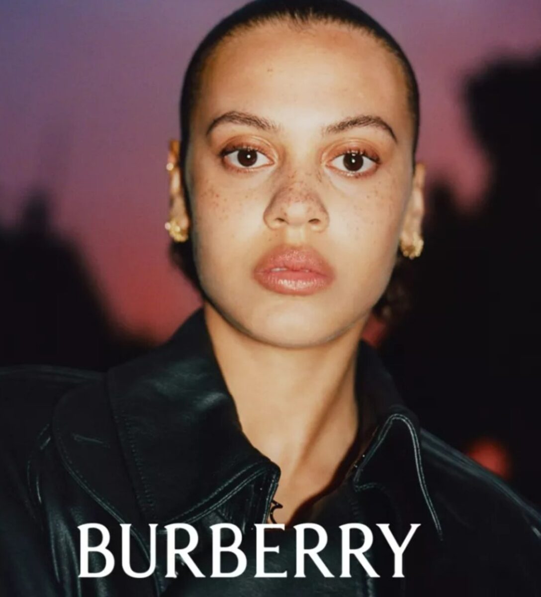 Burberry punta sulle icone del passato: la prima campagna dell’era Daniel Lee Burberry punta sulle icone del passato: la prima campagna dell’era Daniel Lee