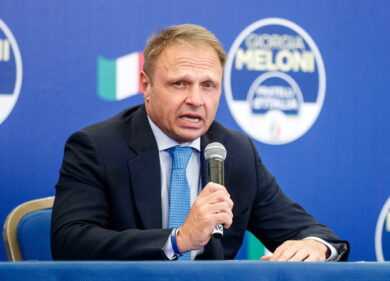 Lollobrigida, ironia sull’etichetta: scrivano che il vino nuoce a chi non beve