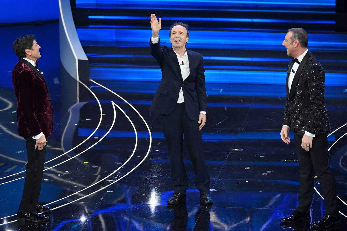 Sanremo, Benigni celebra la Costituzione: il dietrofront del guitto toscano