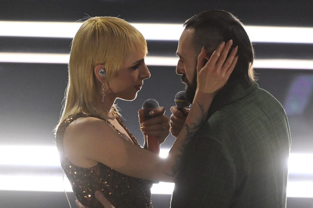 Sanremo, Benigni celebra la Costituzione: il dietrofront del guitto toscano