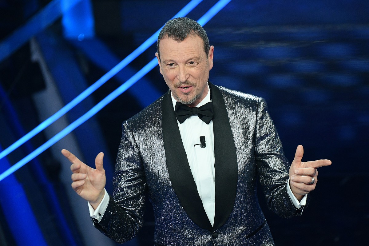 Blanco distrugge i fiori di Sanremo: “Non sentivo la voce”, l’Ariston fischia Blanco distrugge i fiori di Sanremo: “Non sentivo la voce”, l’Ariston fischia