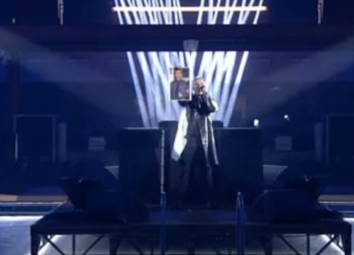 Sanremo, Fedez: “Dice solo caz..ate”. Strappa la foto del viceministro Bignami