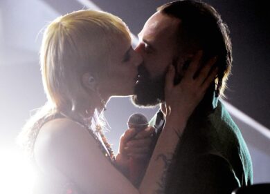 Sanremo 2023, l’annuncio dei Coma_Cose in conferenza: “Ci sposiamo”. VIDEO