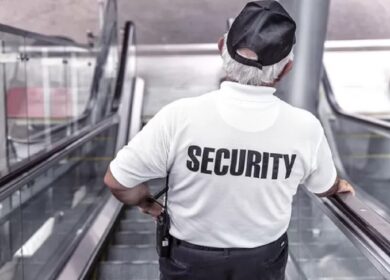 Giovane sorpresa a rubare, guardia giurata la ricatta sessualmente