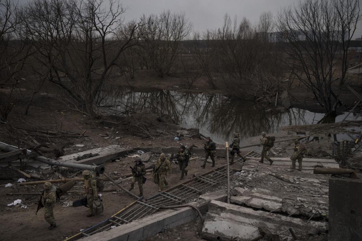 Attentato a Gerusalemme, un’auto si schianta contro la folla: morti e feriti