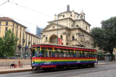 Sale sul tetto del tram fermo. Un uomo ricoverato in psichiatria