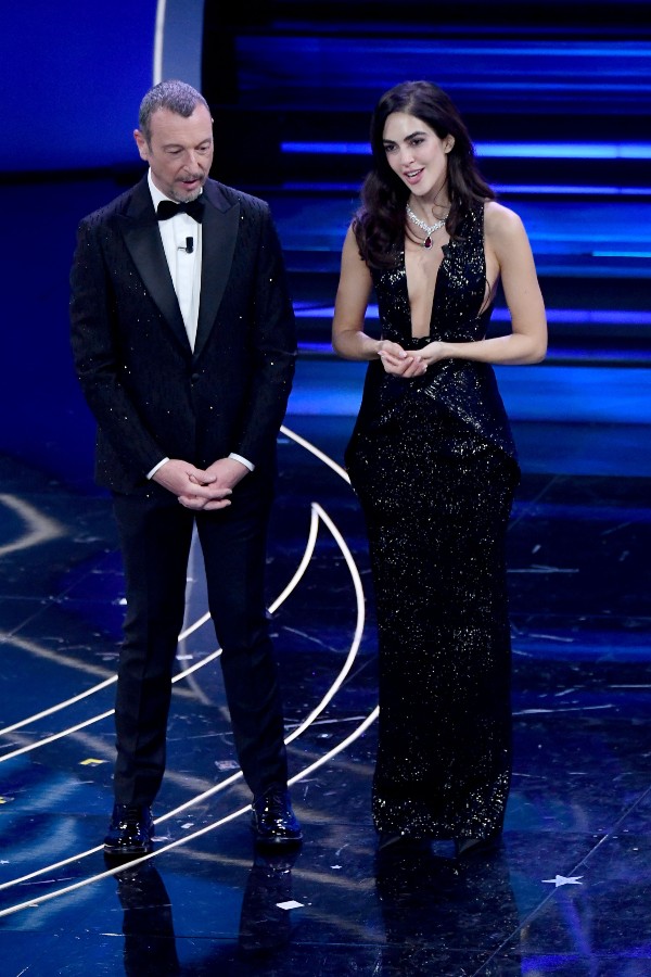 Sanremo 2023, Rocio Morales bacia Amadeus. “Raul cambia canale”