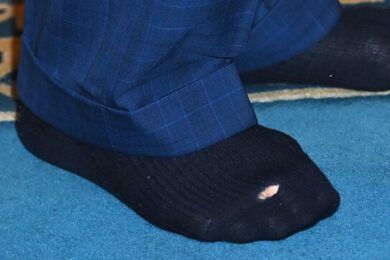 Regno Unito, Re Carlo III fotografato con un calzino bucato in una moschea