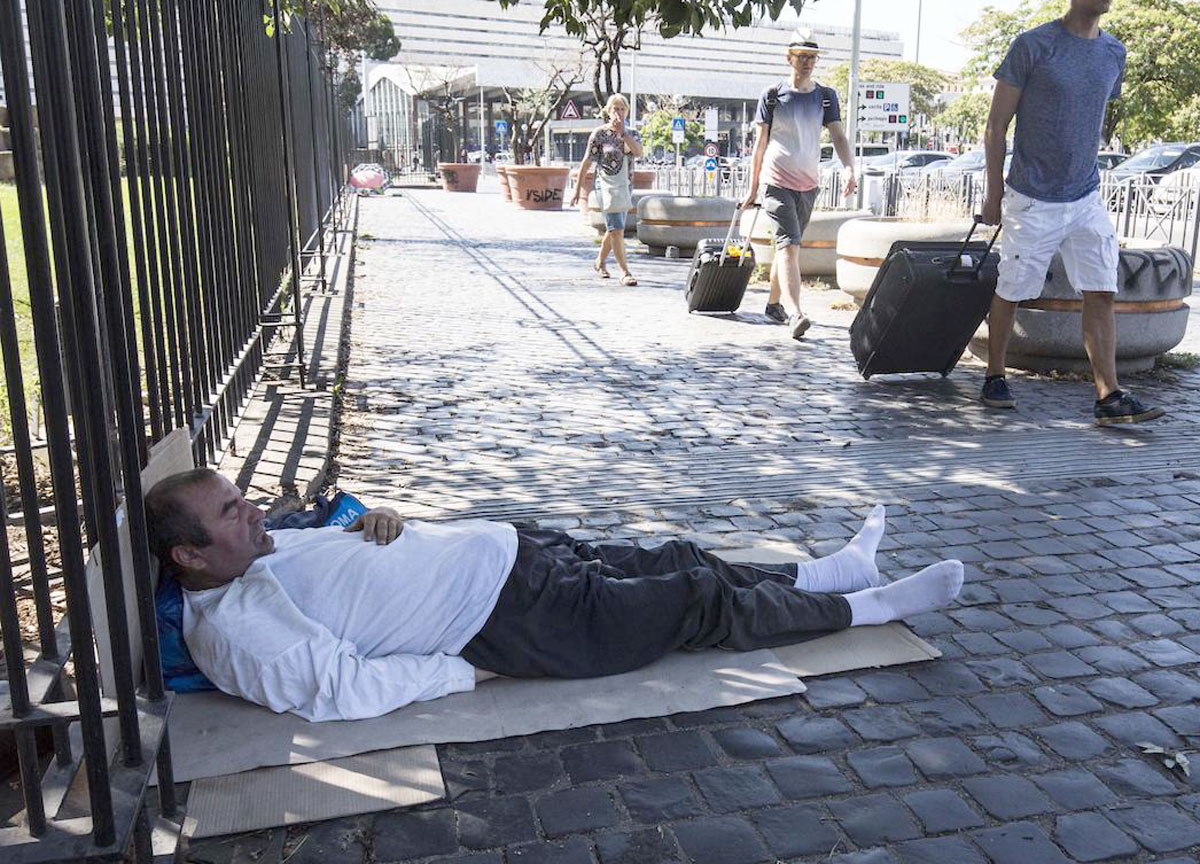 Clochard ucciso: Roma sotto shock dopo la rissa tra due senzatetto