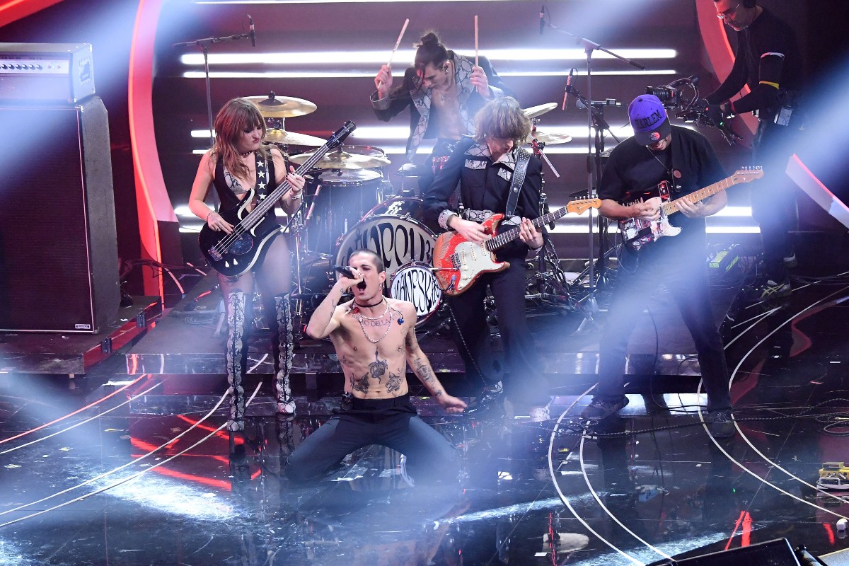 Sanremo 2023, Maneskin show e Victoria è mozzafiato sul palco dell’Ariston Sanremo 2023, Maneskin show e Victoria è mozzafiato sul palco dell’Ariston