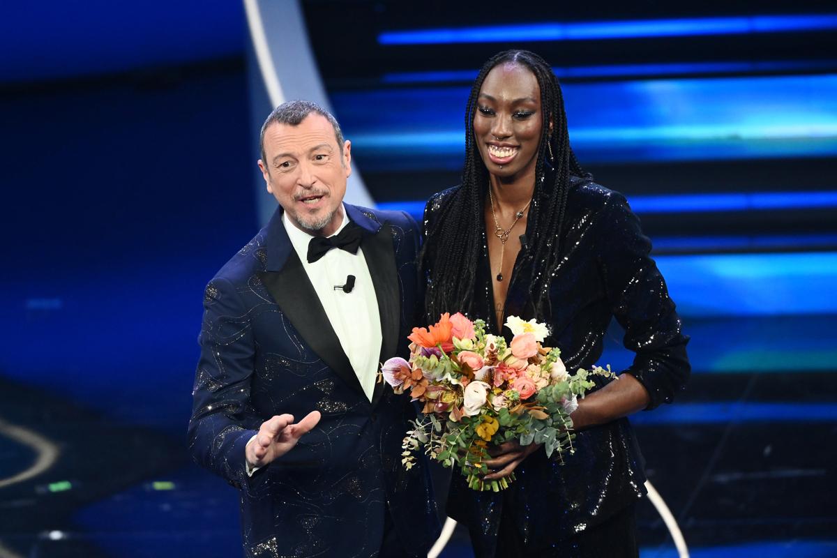 Sanremo 2023, Egonu cita Vita spericolata di Vasco Rossi e.. Il monologo Sanremo 2023, Egonu cita Vita spericolata di Vasco Rossi e.. Il monologo