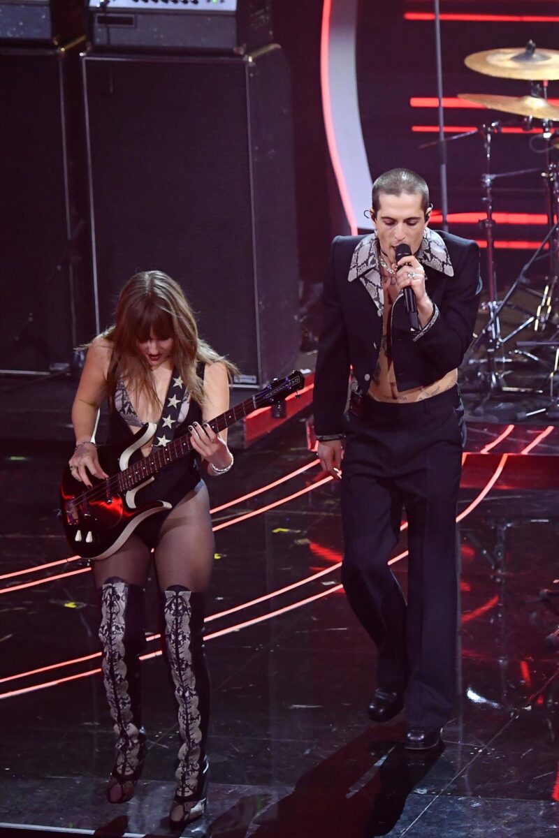 Sanremo 2023, Maneskin show e Victoria è mozzafiato sul palco dell’Ariston Sanremo 2023, Maneskin show e Victoria è mozzafiato sul palco dell’Ariston