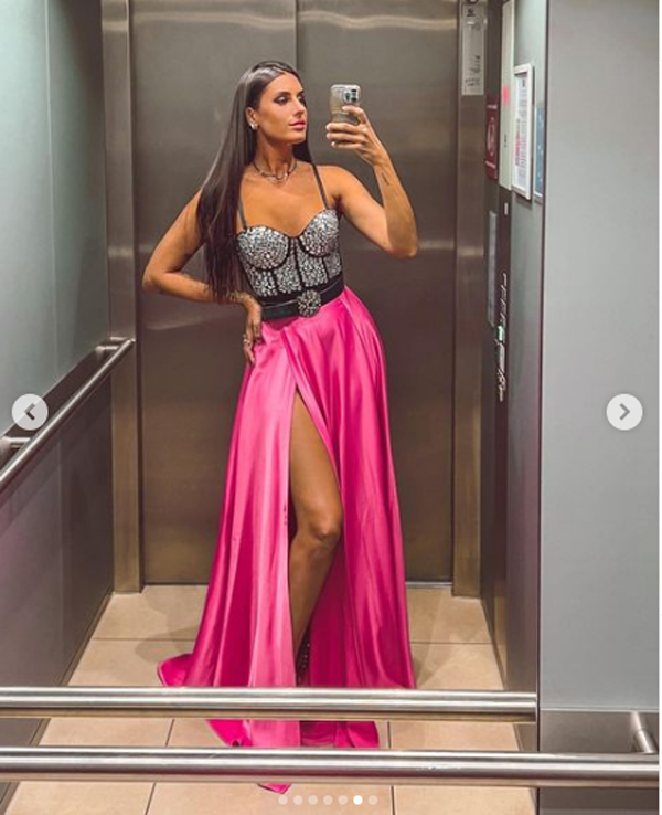 Valentina Vignali, sotto la giacca niente: che “canestro” della star di basket. Foto