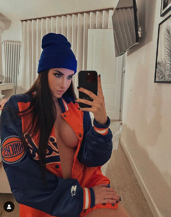 Valentina Vignali, sotto la giacca niente: che “canestro” della star di basket. Foto